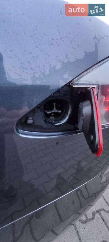 Лифтбек Tesla Model S 2016 в Сарнах