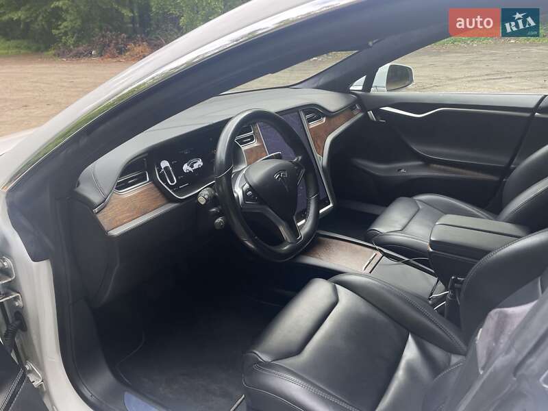 Лифтбек Tesla Model S 2017 в Львове