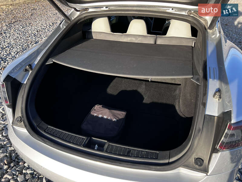 Лифтбек Tesla Model S 2016 в Украинке