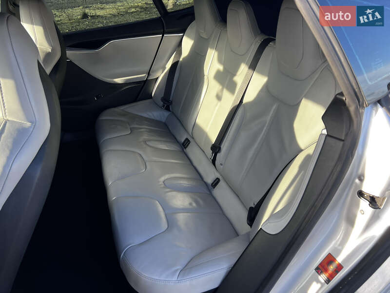Лифтбек Tesla Model S 2016 в Украинке