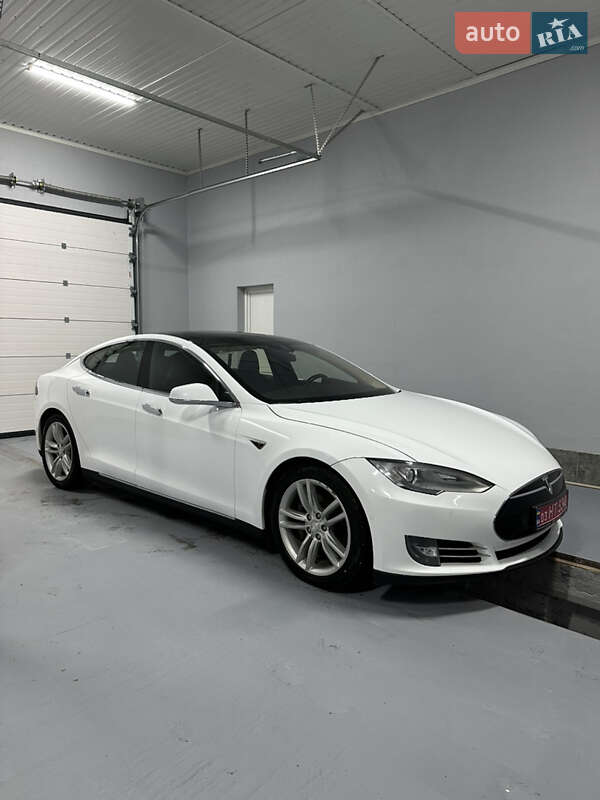 Лифтбек Tesla Model S 2015 в Миргороде