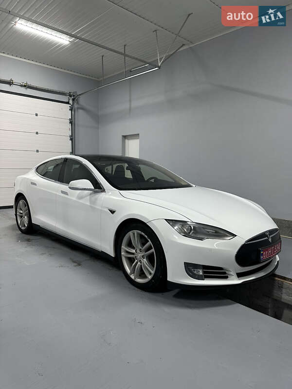 Лифтбек Tesla Model S 2015 в Миргороде
