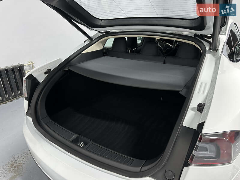 Лифтбек Tesla Model S 2015 в Миргороде