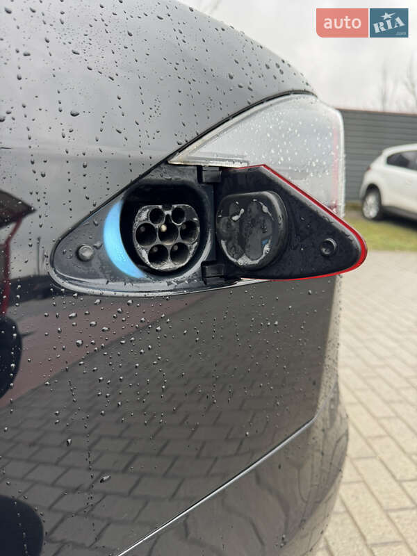 Лифтбек Tesla Model S 2019 в Радивилове