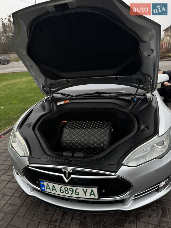 Лифтбек Tesla Model S 2015 в Киеве фото 3 Лифтбек Tesla Model S 2015 в Киеве