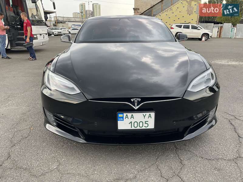 Лифтбек Tesla Model S 2016 в Киеве