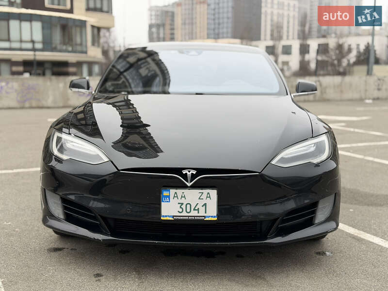 Лифтбек Tesla Model S 2016 в Киеве
