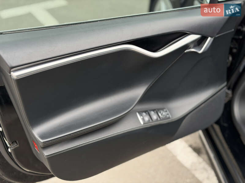 Лифтбек Tesla Model S 2016 в Киеве