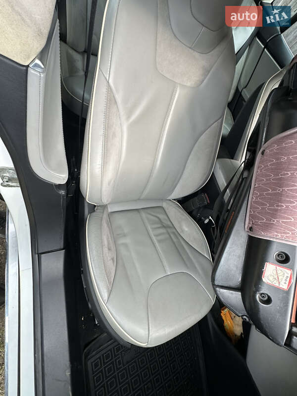 Лифтбек Tesla Model S 2013 в Долине