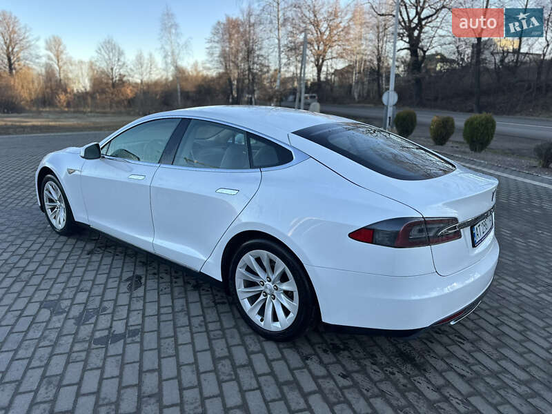 Лифтбек Tesla Model S 2013 в Долине