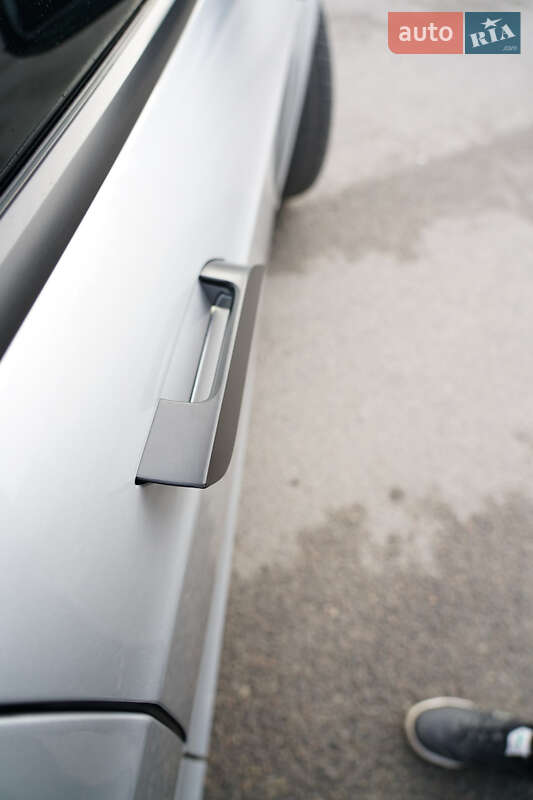 Лифтбек Tesla Model S 2018 в Днепре