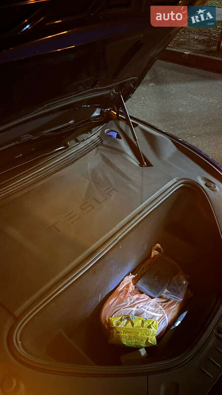 Лифтбек Tesla Model S 2016 в Киеве