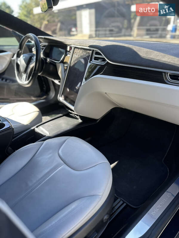 Лифтбек Tesla Model S 2015 в Львове