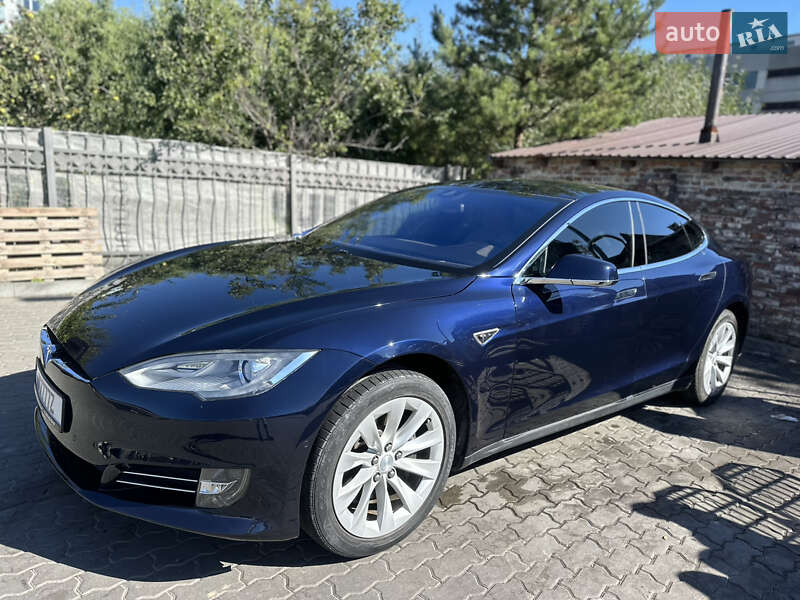 Лифтбек Tesla Model S 2015 в Львове
