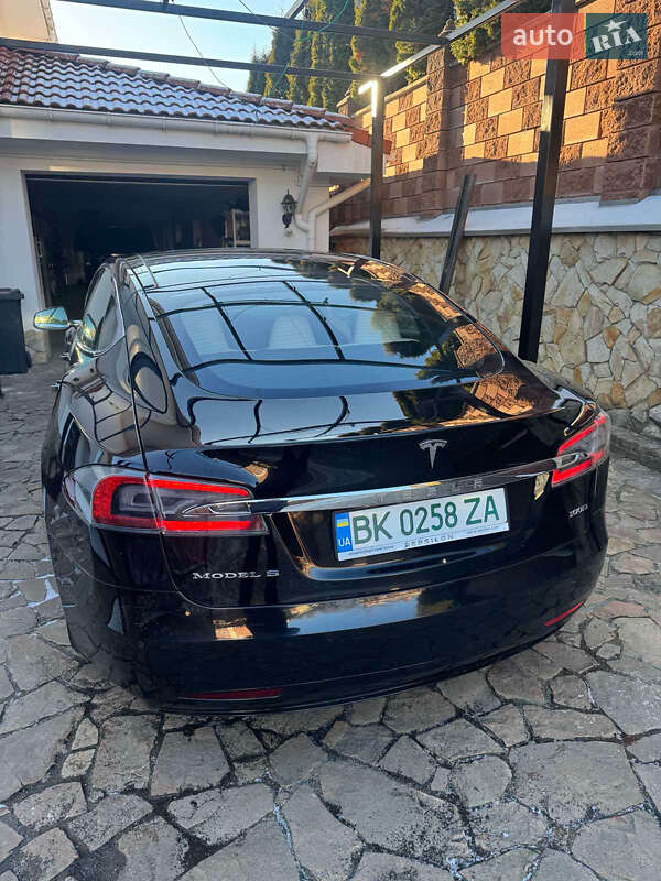 Лифтбек Tesla Model S 2019 в Ровно