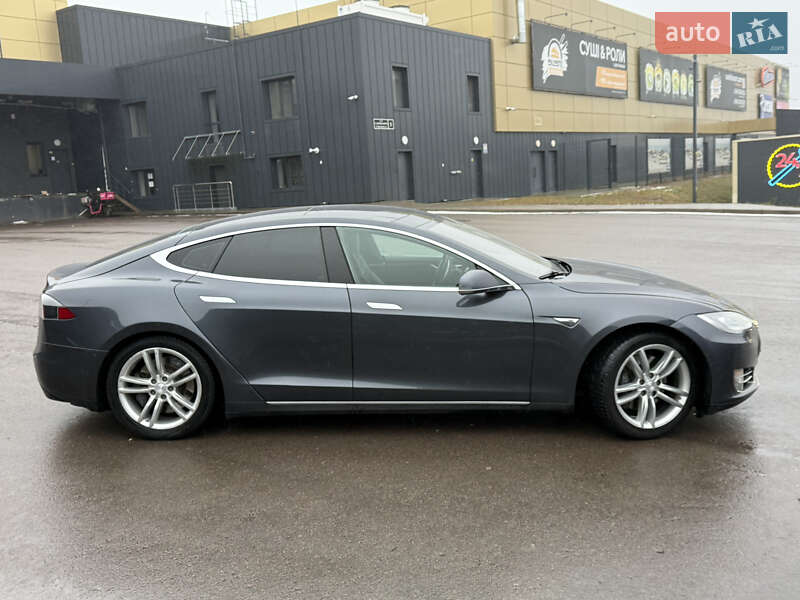 Лифтбек Tesla Model S 2015 в Ровно