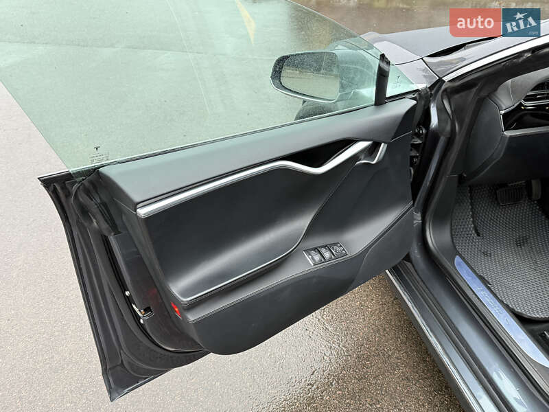 Лифтбек Tesla Model S 2015 в Ровно