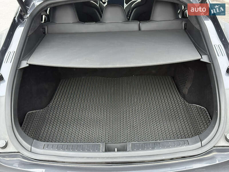 Лифтбек Tesla Model S 2015 в Ровно