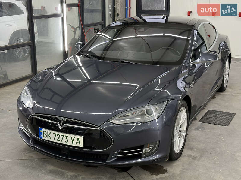 Лифтбек Tesla Model S 2015 в Ровно