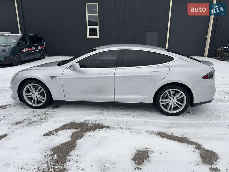 Лифтбек Tesla Model S 2015 в Киеве фото 6 Лифтбек Tesla Model S 2015 в Киеве