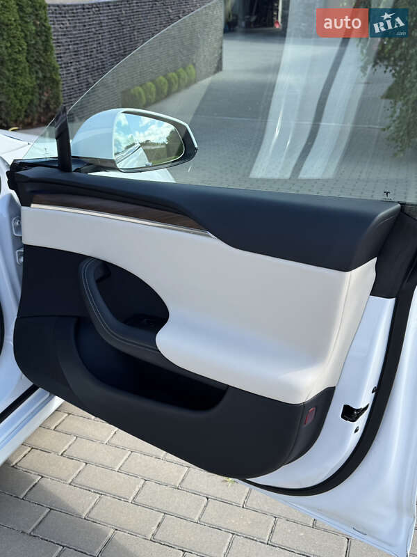 Лифтбек Tesla Model S 2023 в Львове