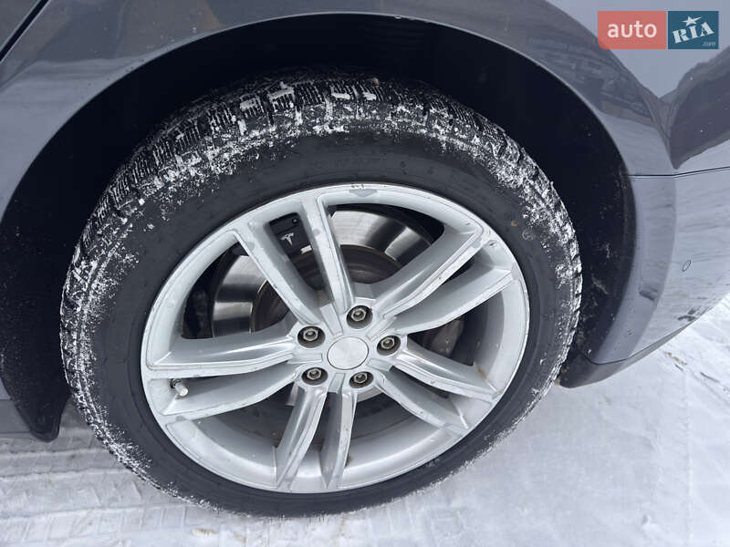 Лифтбек Tesla Model S 2016 в Львове