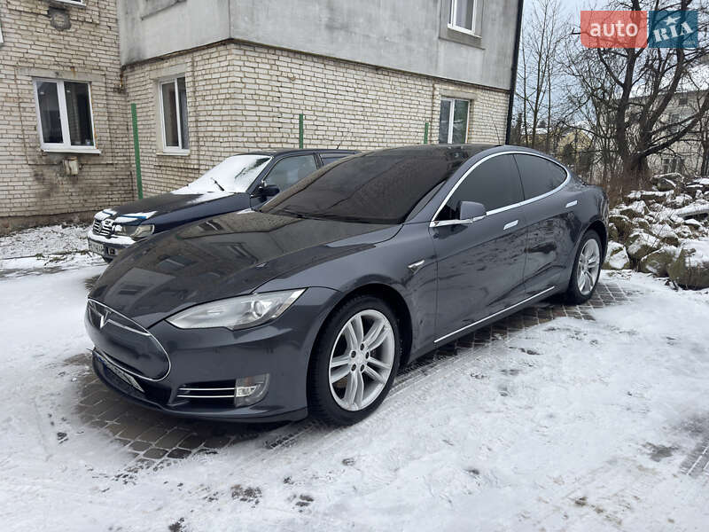 Лифтбек Tesla Model S 2016 в Львове