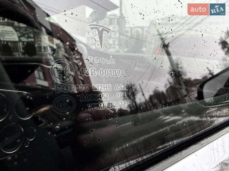 Лифтбек Tesla Model S 2017 в Киеве