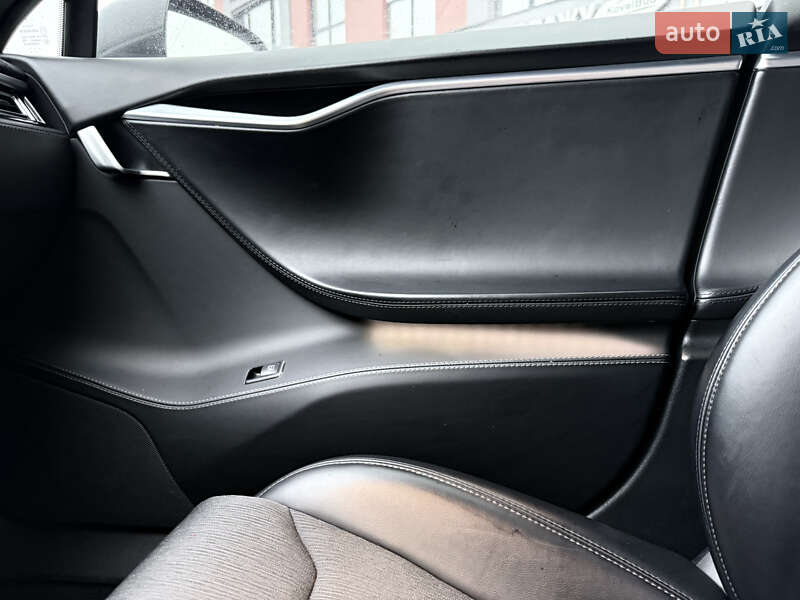 Лифтбек Tesla Model S 2017 в Киеве