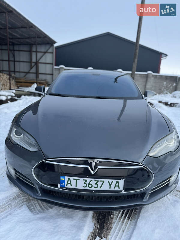 Лифтбек Tesla Model S 2013 в Долине