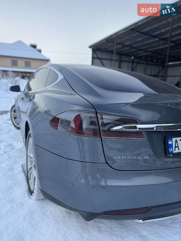 Лифтбек Tesla Model S 2013 в Долине
