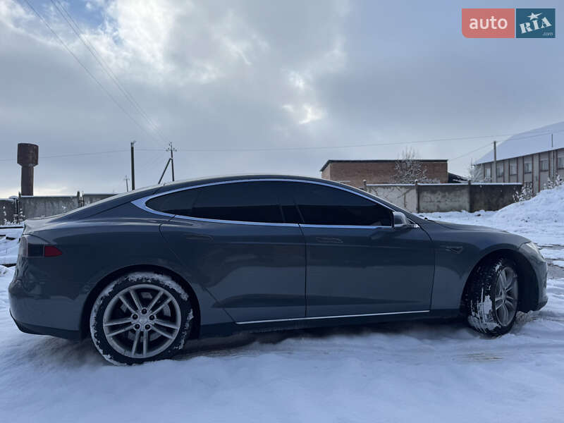 Лифтбек Tesla Model S 2013 в Долине