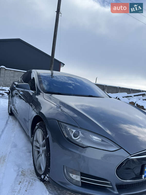 Лифтбек Tesla Model S 2013 в Долине