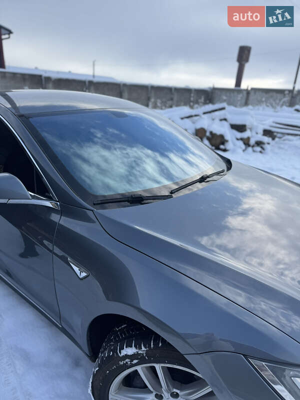 Лифтбек Tesla Model S 2013 в Долине