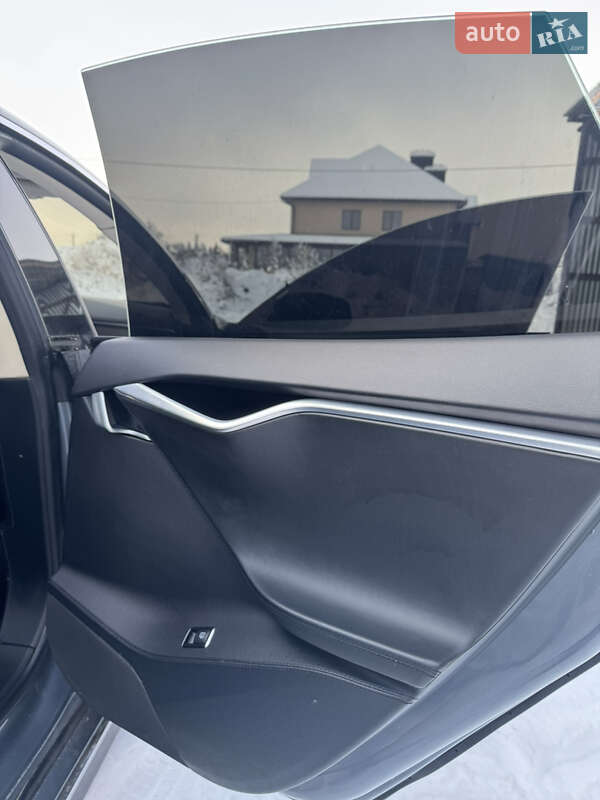 Лифтбек Tesla Model S 2013 в Долине