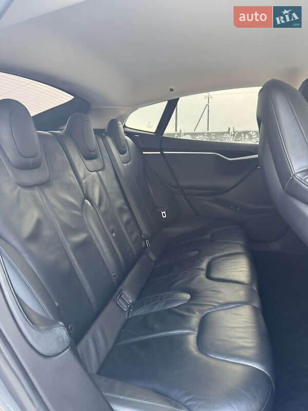 Лифтбек Tesla Model S 2013 в Долине