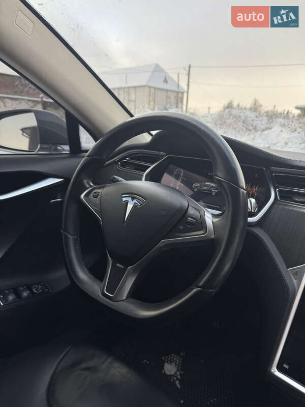 Лифтбек Tesla Model S 2013 в Долине