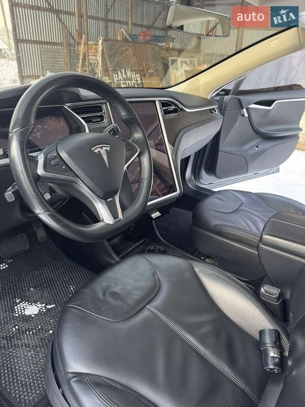 Лифтбек Tesla Model S 2013 в Долине