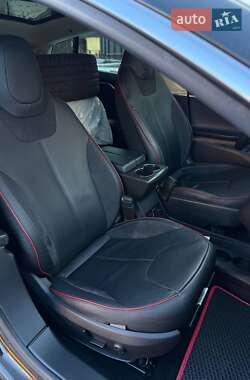 Ліфтбек Tesla Model S 2013 в Чернівцях