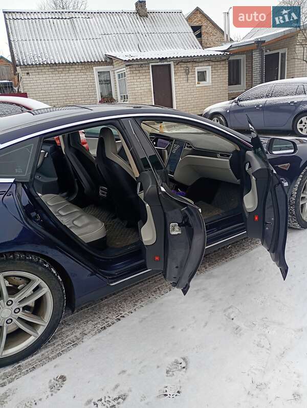 Лифтбек Tesla Model S 2013 в Нововолынске