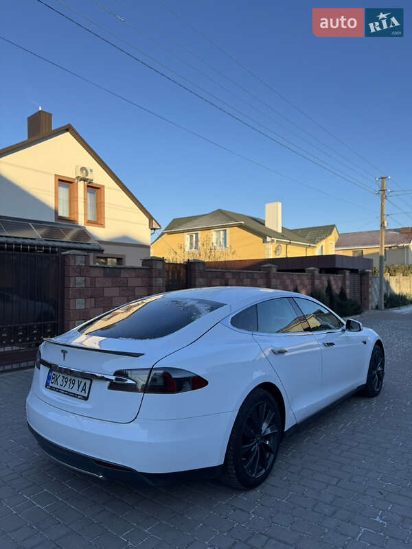 Лифтбек Tesla Model S 2015 в Ровно