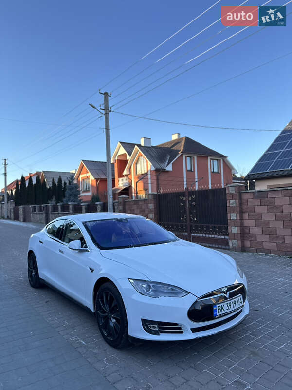Лифтбек Tesla Model S 2015 в Ровно