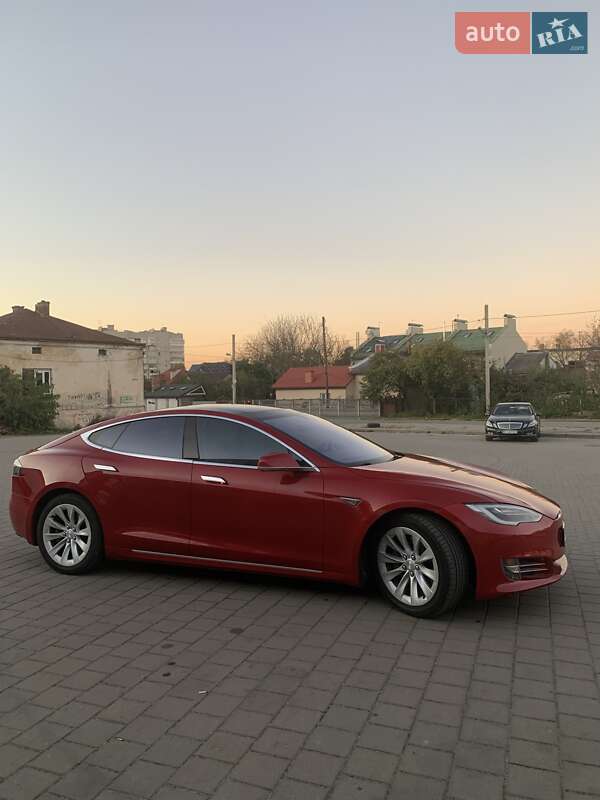 Лифтбек Tesla Model S 2016 в Львове