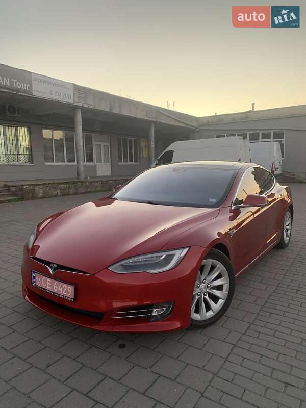 Лифтбек Tesla Model S 2016 в Львове