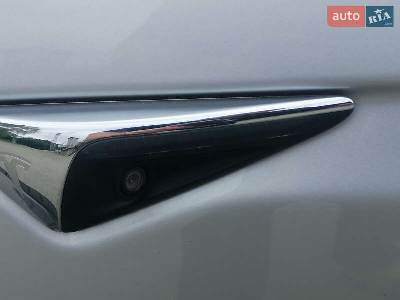 Лифтбек Tesla Model S 2017 в Ивано-Франковске