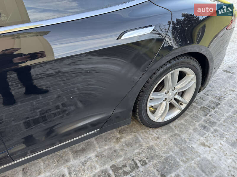 Лифтбек Tesla Model S 2016 в Львове