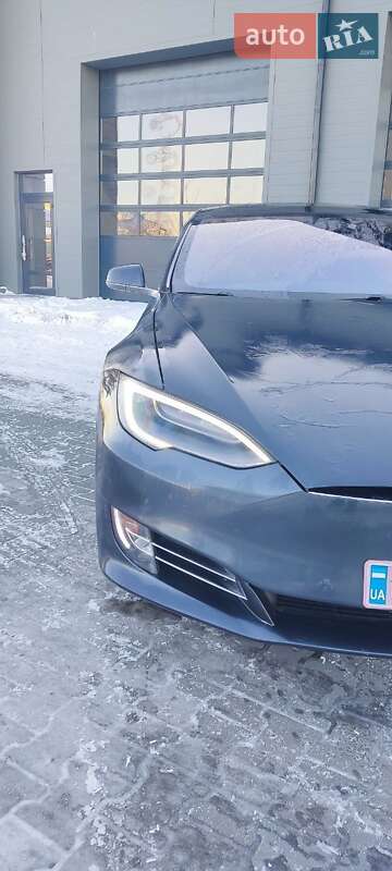 Лифтбек Tesla Model S 2016 в Сарнах