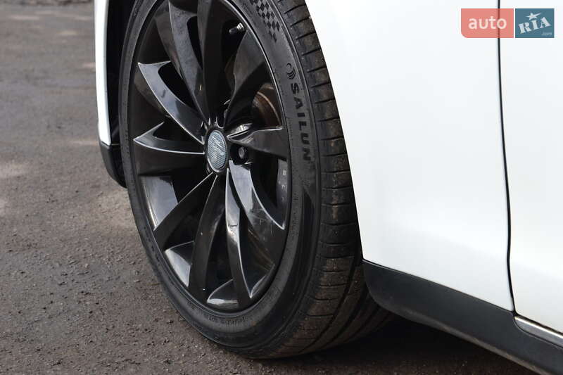 Лифтбек Tesla Model S 2014 в Луцке