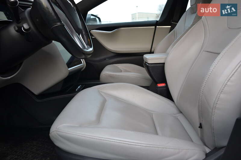Лифтбек Tesla Model S 2016 в Луцке