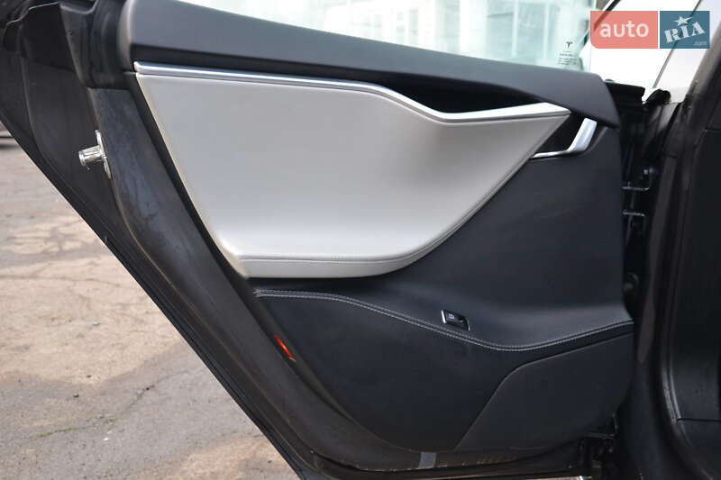 Лифтбек Tesla Model S 2016 в Луцке